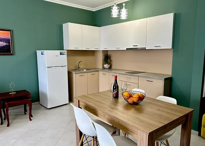 Family 3* فلورا